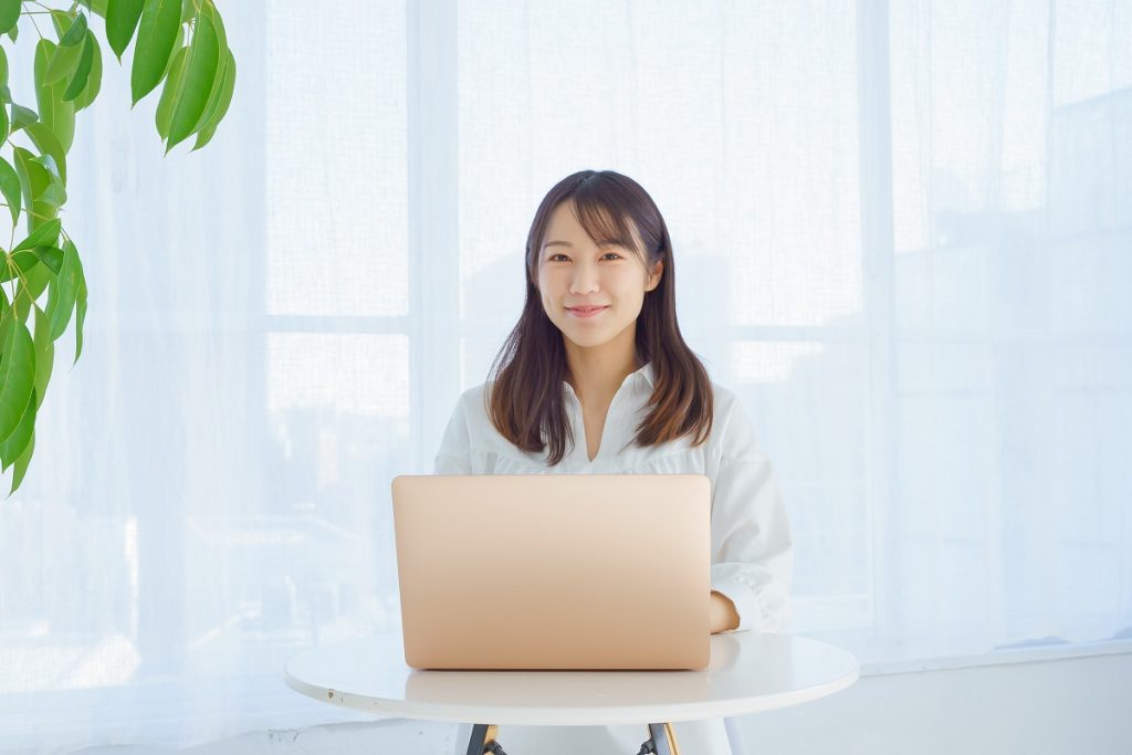 めんせきじこうのきじでほほえむじょせいのしゃしん
